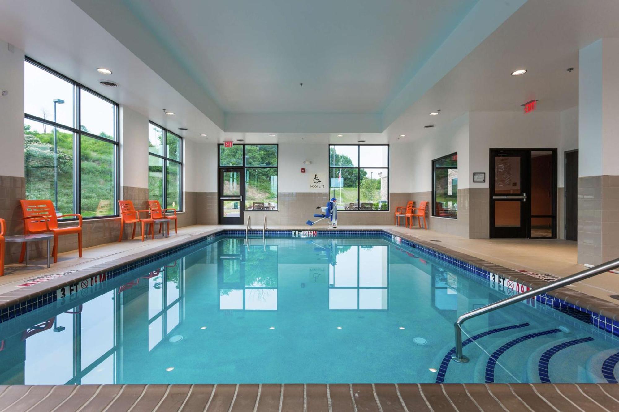 Hampton Inn Cumberland Exterior photo