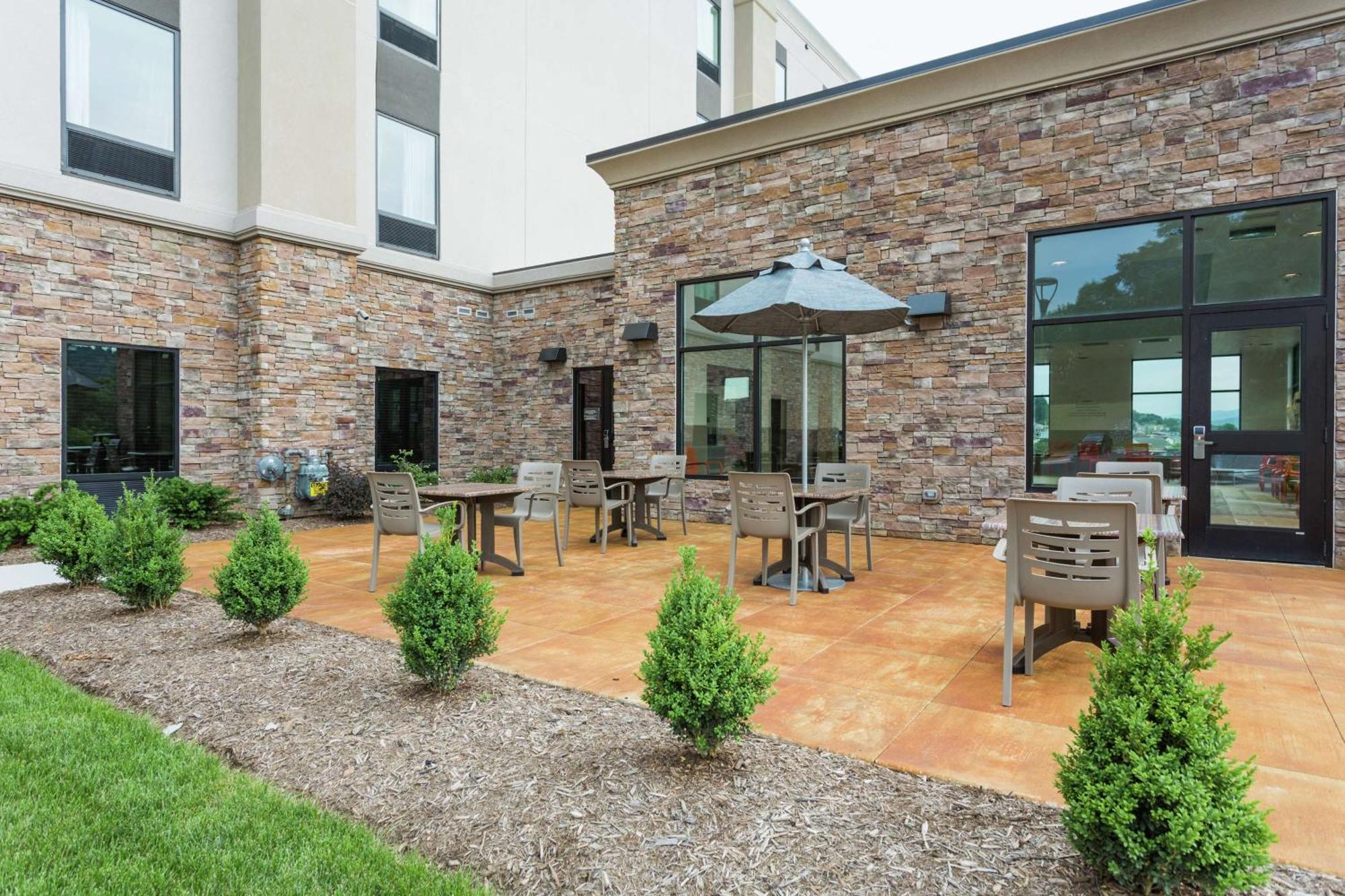 Hampton Inn Cumberland Exterior photo